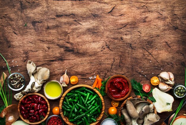 stół z przyprawami