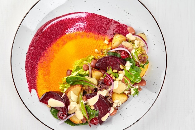 talerz z kolorowym jedzeniem